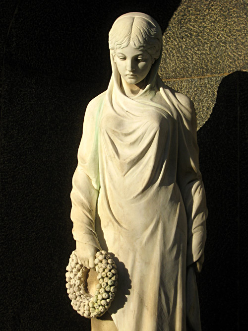Grabfigur auf dem Friedhof Hamburg Ohlsdorf